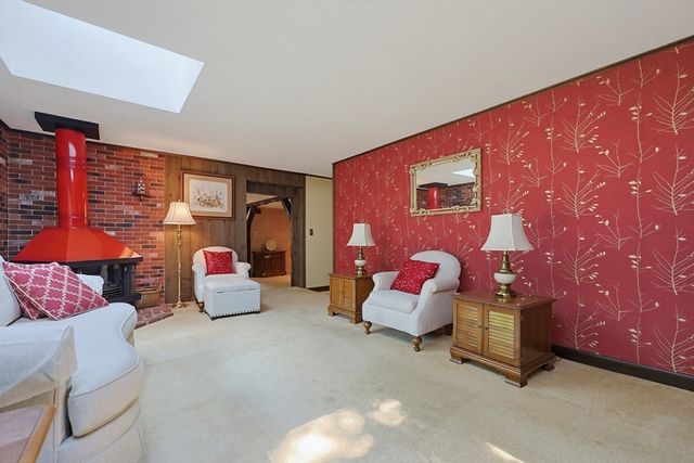 665 South St, Walpole, MA 02081