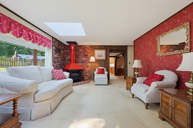 665 South St, Walpole, MA 02081