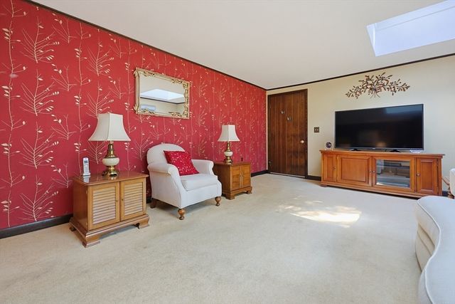 665 South St, Walpole, MA 02081