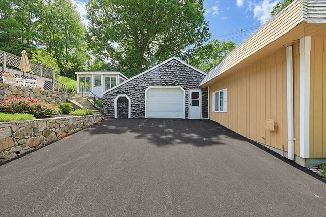 665 South St, Walpole, MA 02081