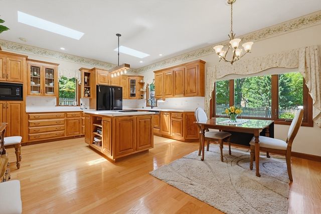 665 South St, Walpole, MA 02081
