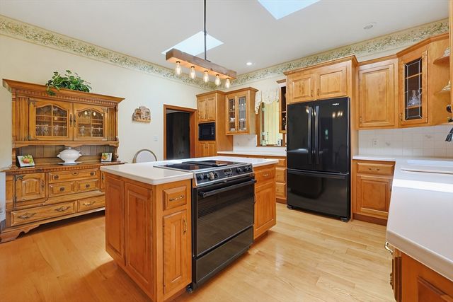 665 South St, Walpole, MA 02081