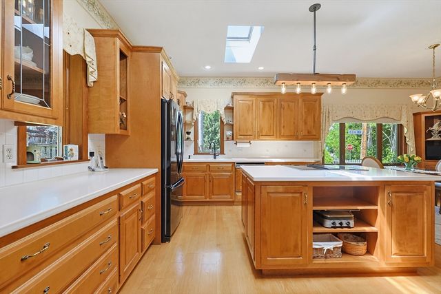 665 South St, Walpole, MA 02081