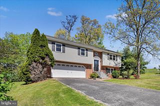 301 LARKIN DR, Red Lion, PA 17356