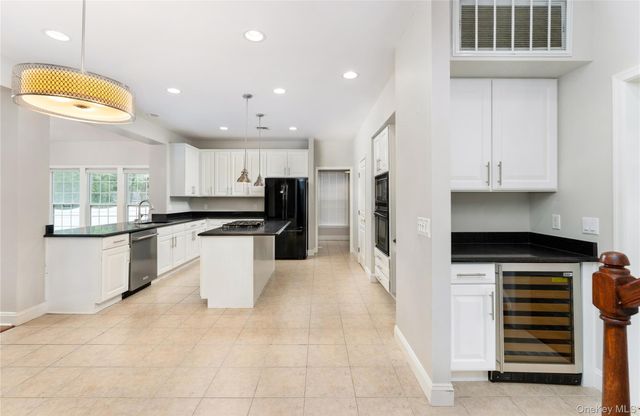 48 Avolet Court, Mount Sinai, NY 11766