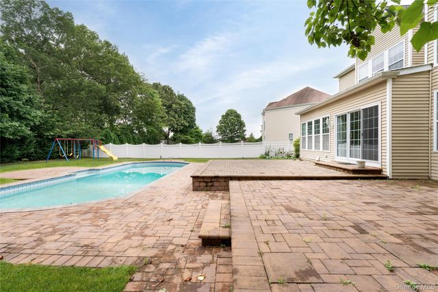 48 Avolet Court, Mount Sinai, NY 11766