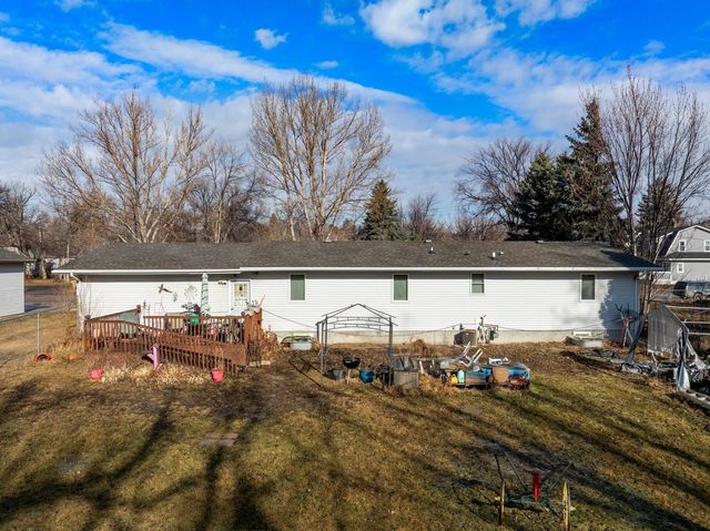 520 7th Ave NE, Minot, ND 58703