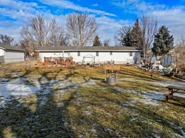 520 7th Ave NE, Minot, ND 58703