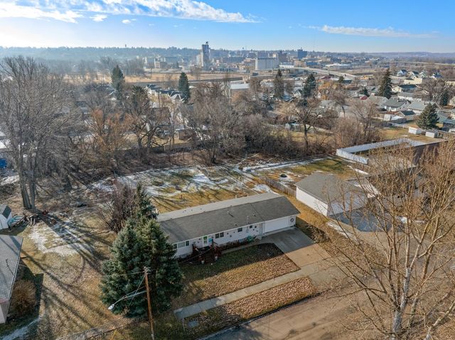 520 7th Ave NE, Minot, ND 58703