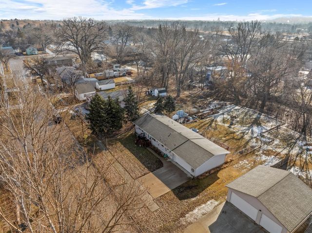 520 7th Ave NE, Minot, ND 58703