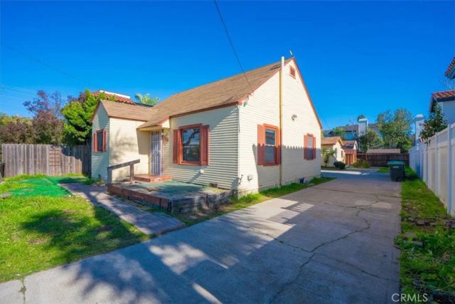 1586 Orange, Costa Mesa, CA 92627