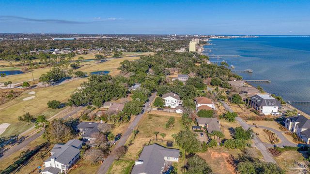 1009 Harbourview Cir, Pensacola, FL 32507