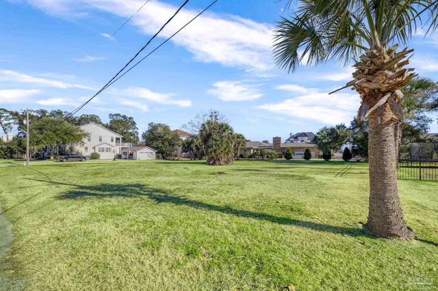 1009 Harbourview Cir, Pensacola, FL 32507