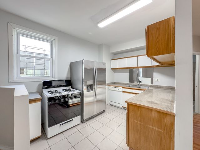 2458 N CLYBOURN Avenue, Chicago, IL 60614
