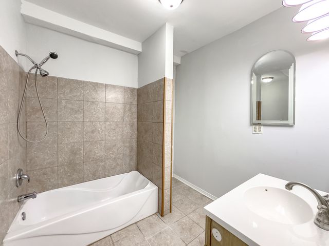 2458 N CLYBOURN Avenue, Chicago, IL 60614