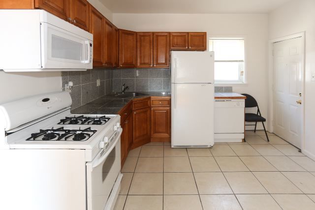 2458 N CLYBOURN Avenue, Chicago, IL 60614