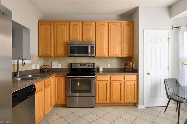 1604 Olivers Crossing Circle, Winston-salem, NC 27127