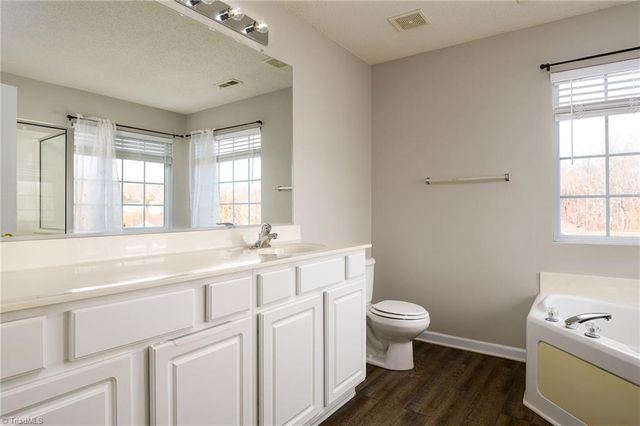 1604 Olivers Crossing Circle, Winston-salem, NC 27127