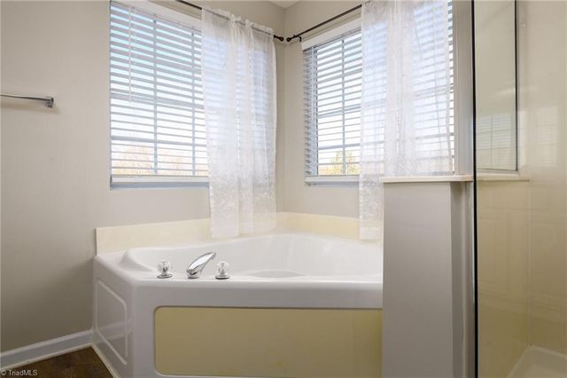 1604 Olivers Crossing Circle, Winston-salem, NC 27127