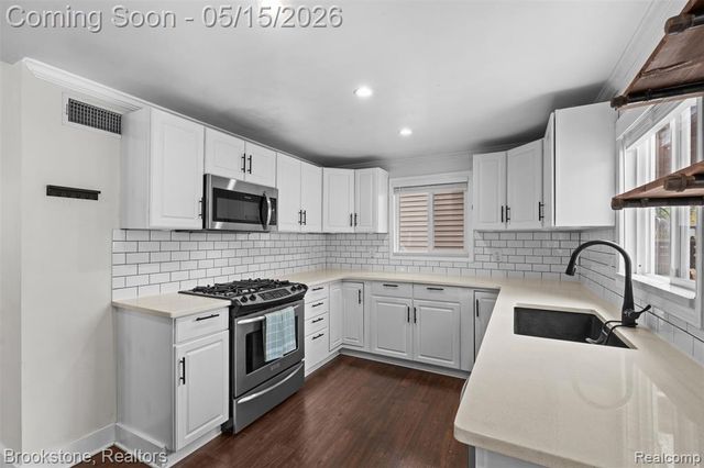 142 Massoit Street, Commerce Twp, MI 48017