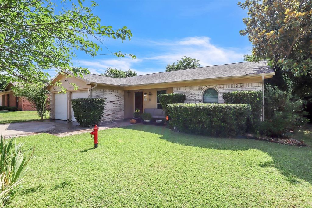 6921 Windy Hill Road, Forest Hill, TX 76140