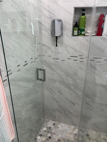 4050 NW 135th St 18-1, Opa-locka, FL 33054