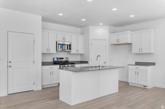 8227 W SENTINAL PEAK DR, Magna, UT 84044