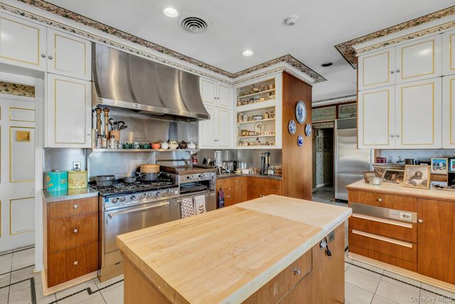 2 Wallis Lane, Saint James, NY 11780