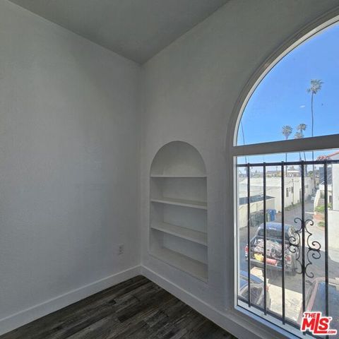 520 W 82nd Street, Los Angeles, CA 90044