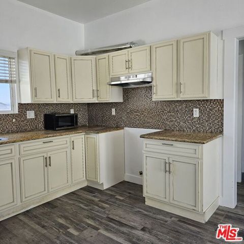 520 W 82nd Street, Los Angeles, CA 90044