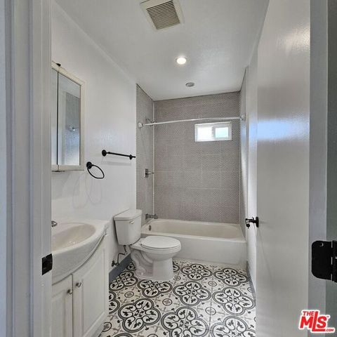 520 W 82nd Street, Los Angeles, CA 90044