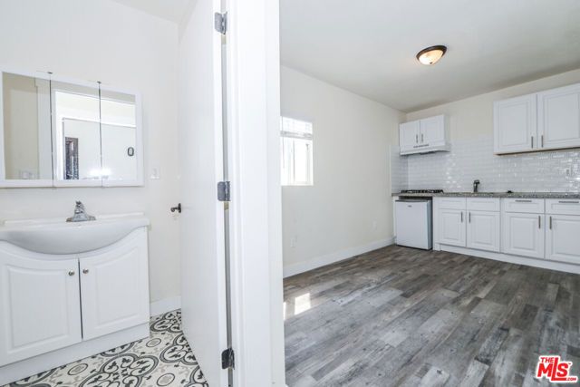 520 W 82nd Street, Los Angeles, CA 90044