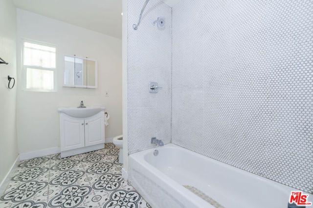 520 W 82nd Street, Los Angeles, CA 90044