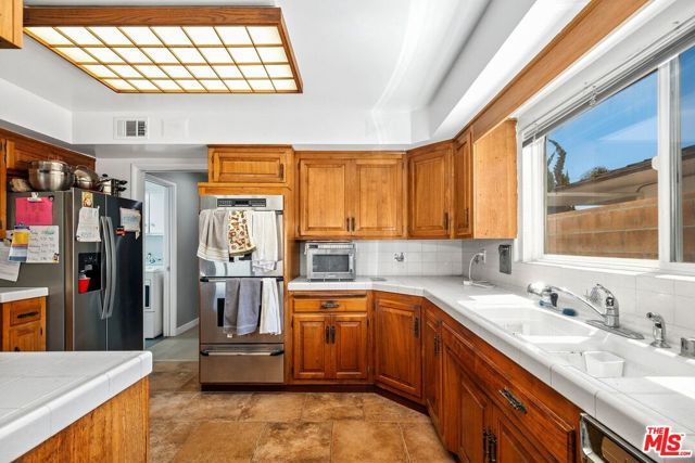 6505 S Halm Avenue, Los Angeles, CA 90056