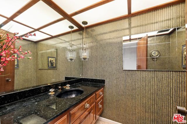 6505 S Halm Avenue, Los Angeles, CA 90056