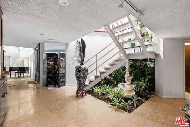 6505 S Halm Avenue, Los Angeles, CA 90056