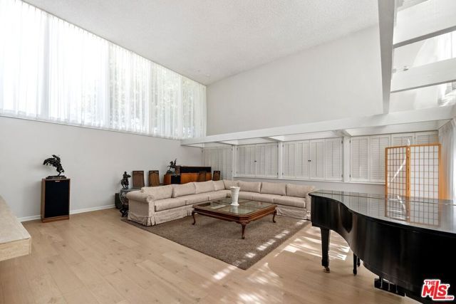 6505 S Halm Avenue, Los Angeles, CA 90056