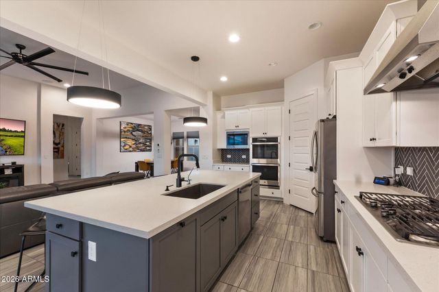 2080 E AQUARIUS Place, Chandler, AZ 85249