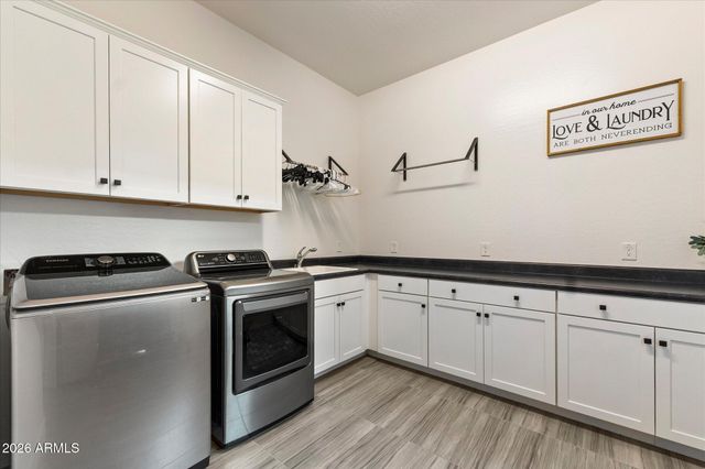 2080 E AQUARIUS Place, Chandler, AZ 85249