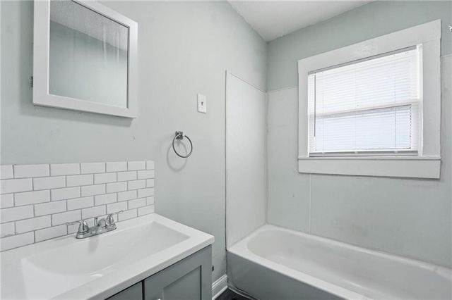 6915 Agnes Avenue, Kansas City, MO 64132