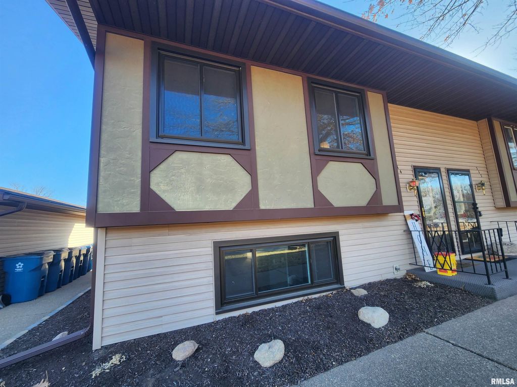 Image 1 of property listing at 314 22ND Avenue, Camanche, IA 52730