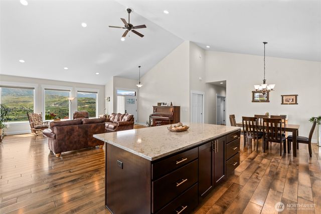 2741 SE Falcon View Drive, East Wenatchee, WA 98802