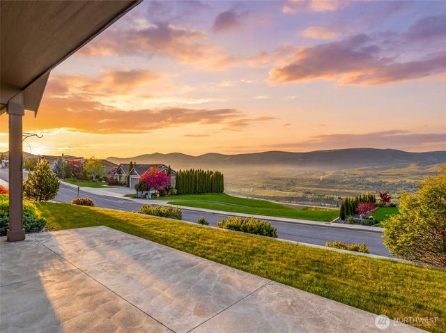 2741 SE Falcon View Drive, East Wenatchee, WA 98802