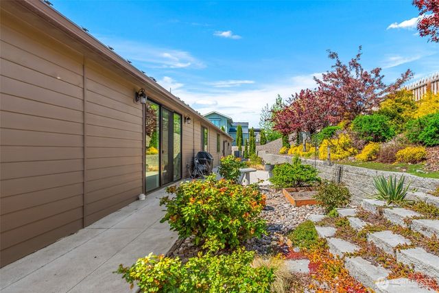 2741 SE Falcon View Drive, East Wenatchee, WA 98802