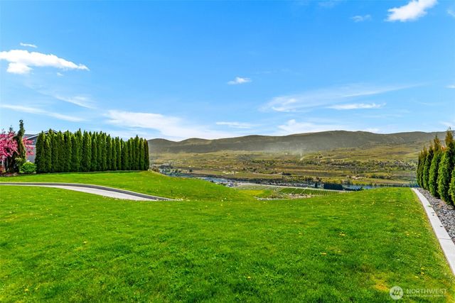 2741 SE Falcon View Drive, East Wenatchee, WA 98802