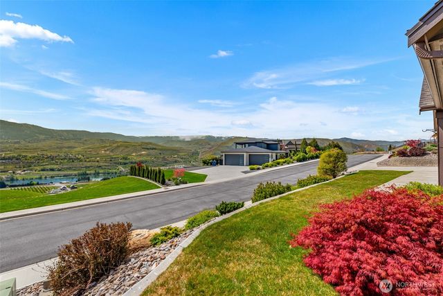 2741 SE Falcon View Drive, East Wenatchee, WA 98802