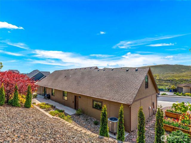 2741 SE Falcon View Drive, East Wenatchee, WA 98802