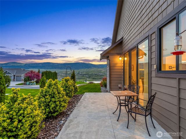 2741 SE Falcon View Drive, East Wenatchee, WA 98802