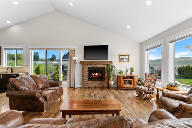 2741 SE Falcon View Drive, East Wenatchee, WA 98802