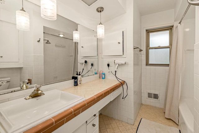 6901 N Crestwood DRIVE, Glendale, WI 53209